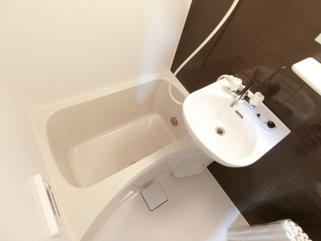 【洗面所】 | プラナス戸手 | バスルームにある洗面台です！鏡の前で身支度ばっちりできちゃいます◎