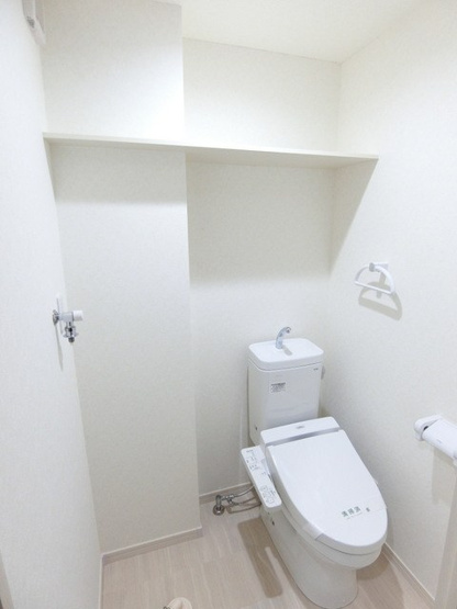 【トイレ】 | プラナス戸手 | トイレは温水洗浄便座付き♪人気のバストイレ別です♪小物を置ける便利な棚やタオルハンガーも付いています♪