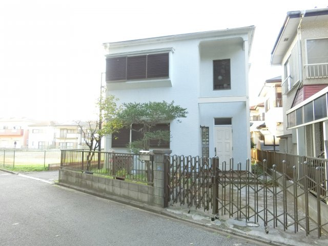 習志野市藤崎４丁目　中古戸建　玄関上部に吹抜け　南東側約５．４公道面の前面道路含む現地写真|南東側約５．４ｍ公道面につき陽当り良好