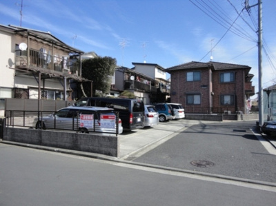 【駐車場】 | アゼリアC棟 | いつでも目の届く敷地内に駐車場があります♪便利な自走式平置き駐車場☆お車をお持ちのファミリーさんにオススメです！