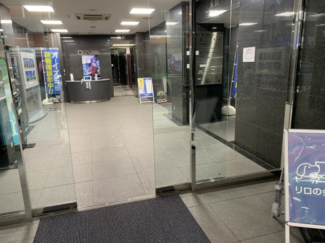 オーイズミ東上野ビルのエントランス