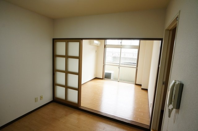 【居間・リビング】 | プレステージ新潟 | 開放的な洋室2室