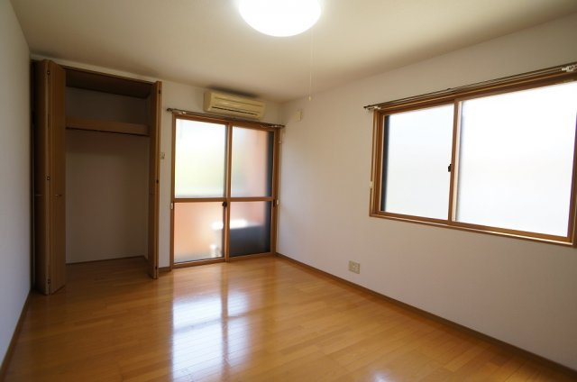 【居間・リビング】 | コーポルピナス | 二面採光の明るいお部屋