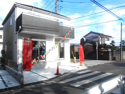 【外観】 | 越谷市　新築　大泊　全18棟　6号棟　角地　らすと1棟 | 外はこのようになっています。2880から2680万円に価格変更です。駐車３台可能。車種によります。