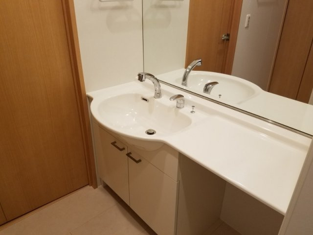 シュトラルヴェヌスの洗面所|大きな洗面台