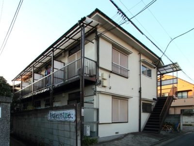 【外観】 | きさらぎハイツ | 閑静な住宅街に立地する日当たり良好な物件です。