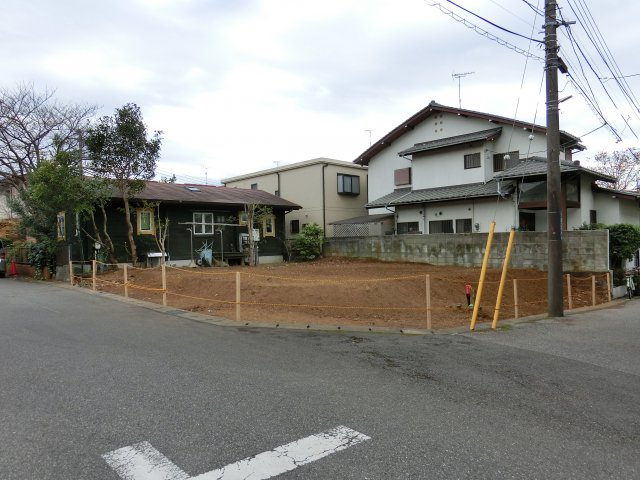花見川区宮野木台４丁目　土地　建築条件なし　角地　前面道路広く開放的の前面道路含む現地写真