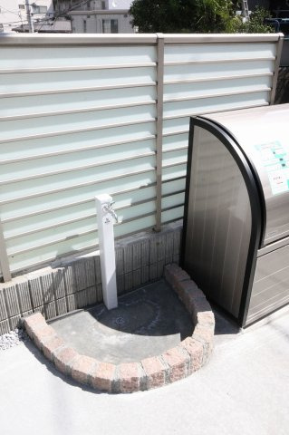 【その他共用部分】 | Felicia.Yokohama　（フェリシア・ヨコハマ） | Felicia.Yokohama（フェリシア・ヨコハマ）　　　専用通路には、ペット用の足洗い場があります♪