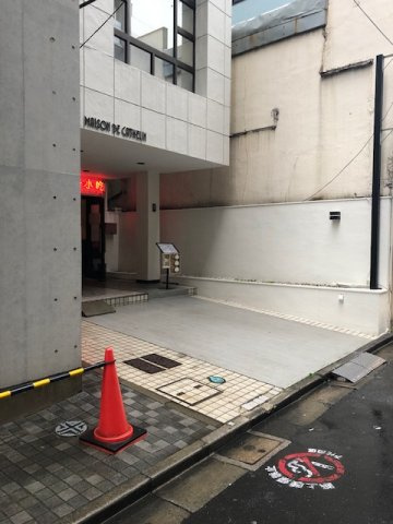 神田カトランビルのエントランス
