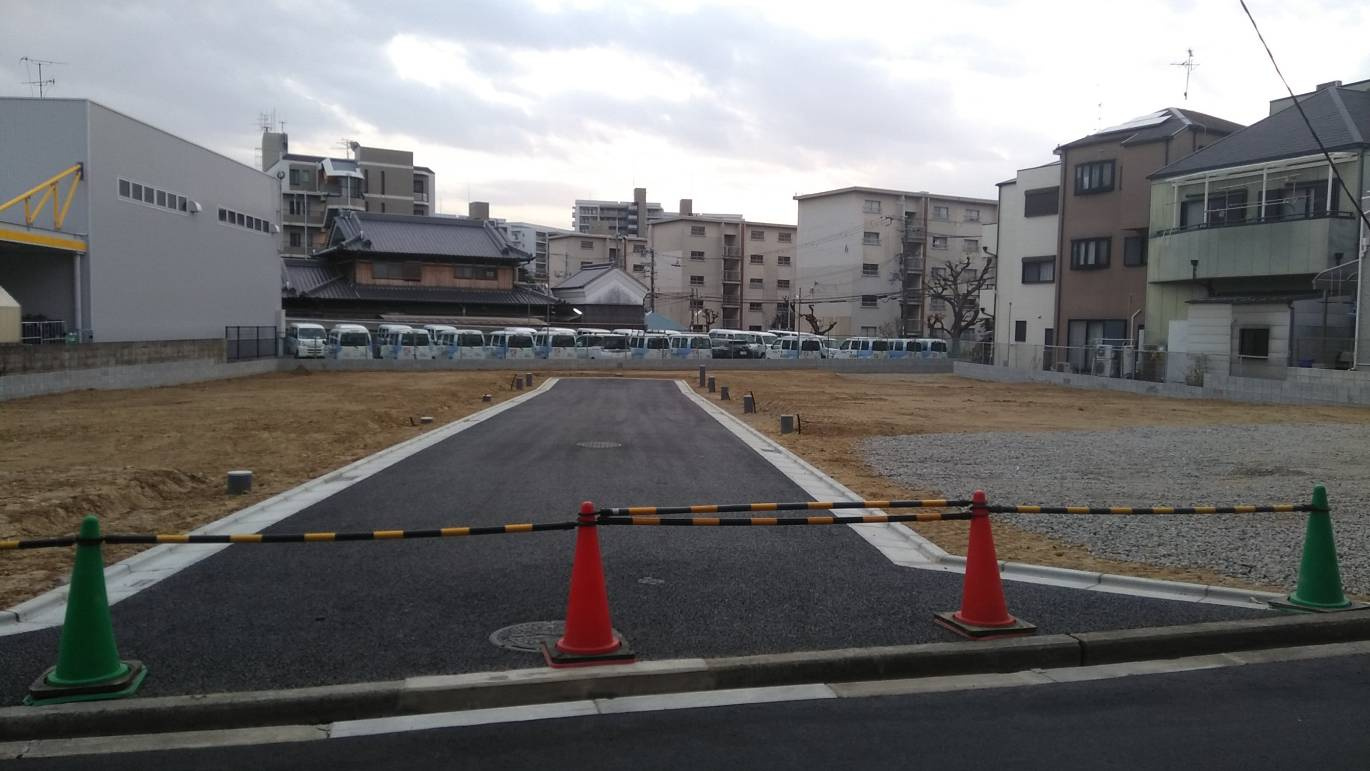 ケーズグランデ井高野　13号地の前面道路含む現地写真|スーパーも近隣にあるのでお買い物もスムーズです♪