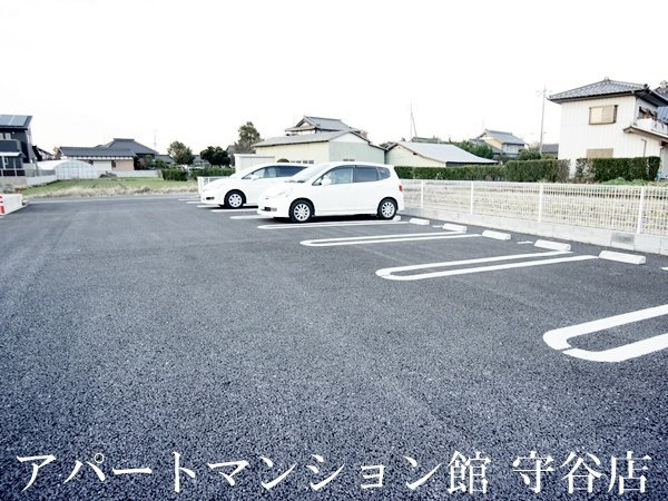グラース　クローⅤの駐車場