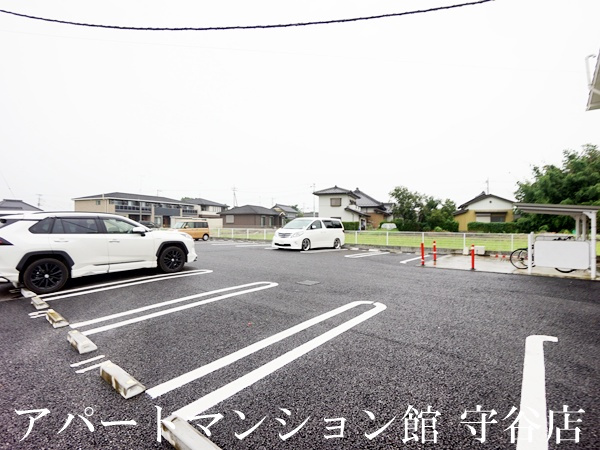 グラース　クローⅤの駐車場