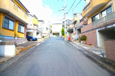 【前面道路含む現地写真】 | 伏見区深草大亀谷大谷町　注文建築　建築条件なし　土地 | 前道が6ｍある交通量の少ない住宅地なので、車の出し入れもラクラクです。運転が苦手な方でも安心ですね。