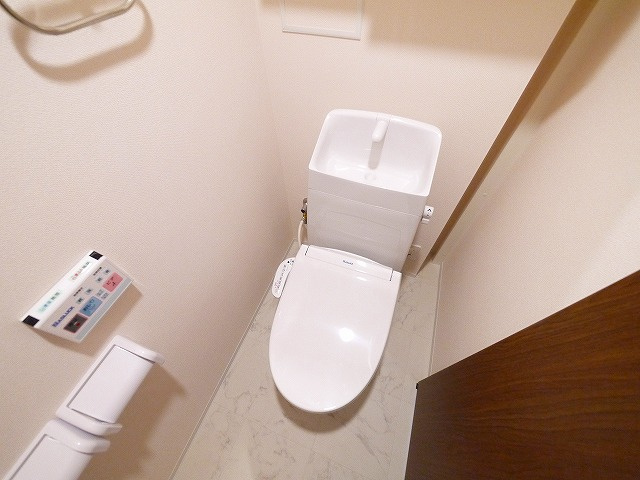 コントレイルのトイレ|落ち着いた色調のトイレです