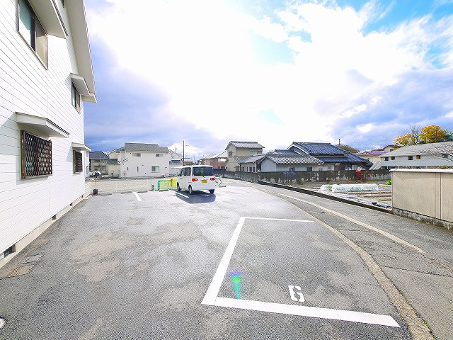 シャルムアヤメイケの駐車場|駐車場があるので、車を買う予定の方も安心です