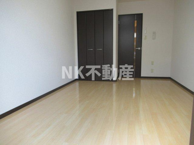 【居間・リビング】 | アルベージュ八戸ノ里Ⅱ番館（八戸ノ里賃貸） | 洋室です