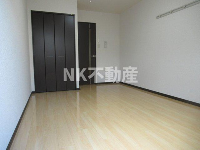 【居間・リビング】 | アルベージュ八戸ノ里Ⅱ番館（八戸ノ里賃貸） | 洋室です