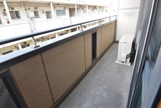 クレインコート弐番館のバルコニー|奥行きのあるベランダ