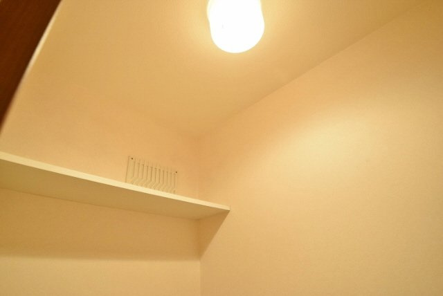 クレインコート弐番館のトイレ|トイレ内部の収納棚