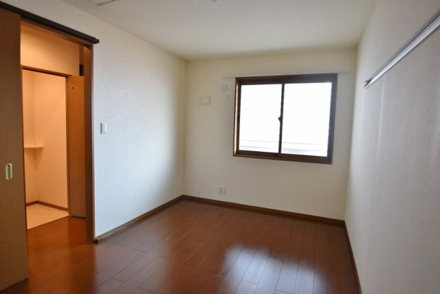 クレインコート弐番館の子供部屋|明るい室内