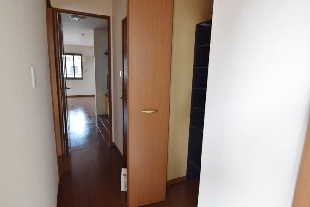 クレインコート弐番館の玄関|玄関から室内