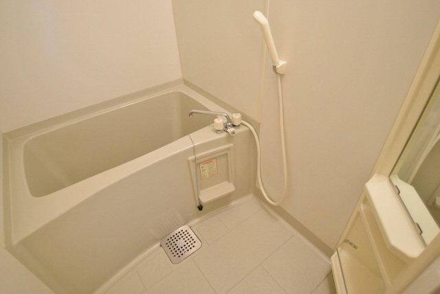 クレインコート弐番館の浴室|大きな鏡つき