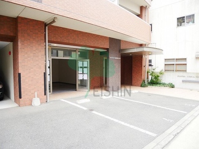 【外観】 | パステルカーラ美野島 | スケルトンの入り口で入店しやすいです！