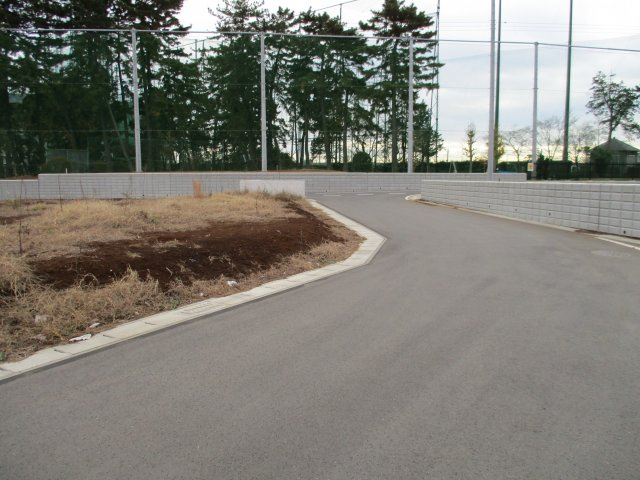 八千代市緑が丘西１丁目　土地　両面道路で陽当り・通風良好の前面道路含む現地写真