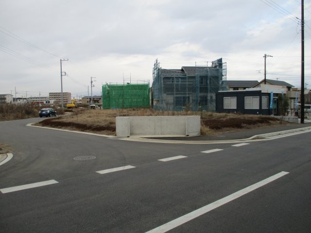 八千代市緑が丘西１丁目　土地　両面道路で陽当り・通風良好の前面道路含む現地写真|南西側公道約６．０ｍ・北西側公道約６．０ｍの両面道路で陽当り・通風良好