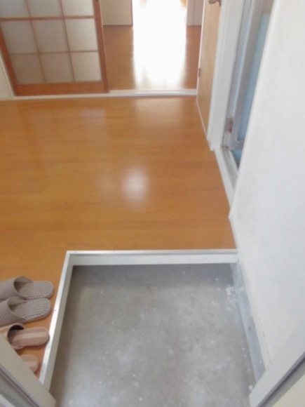 栄ハイツの玄関