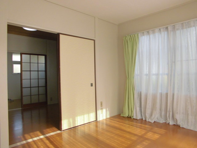 栄ハイツの洋室