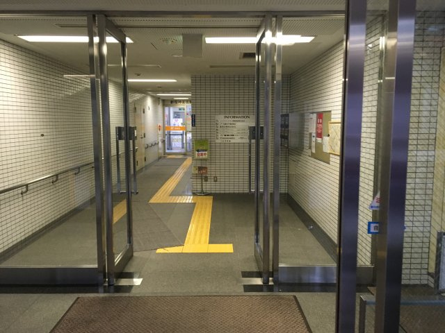 オザワビルの玄関
