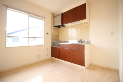 【キッチン】 | コーポラス東郷A | 南向きの明るい広々キッチン