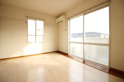 【居間・リビング】 | コーポラス東郷A | 南向きの明るい角部屋