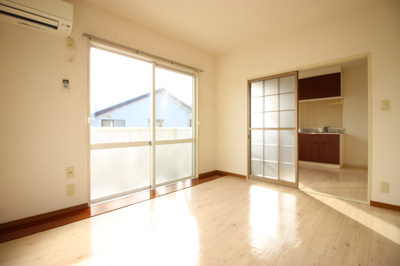 【洋室】 | コーポラス東郷A | キッチンとリビングを繋げて使う事も可能