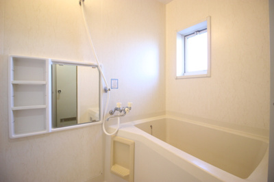 【浴室】 | コーポラス東郷A | 窓があるので換気しやすく湯気がこもりません