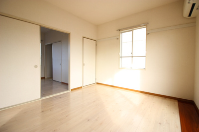 【居間・リビング】 | コーポラス東郷A | 角部屋なので窓も多く明るいです