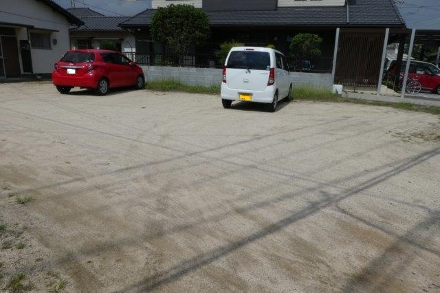 貝吹邸の駐車場|広々とした駐車スペース