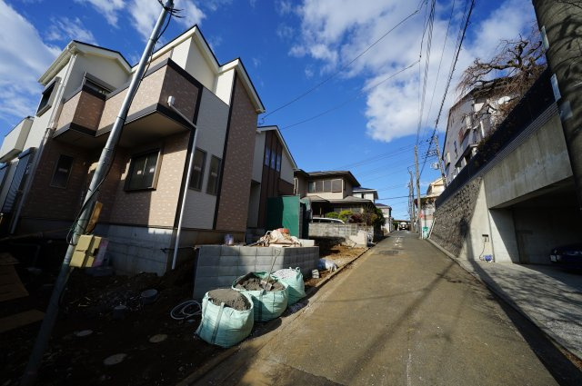 保土ヶ谷区西谷町　全２棟新築戸建て【成約済】の前面道路含む現地写真