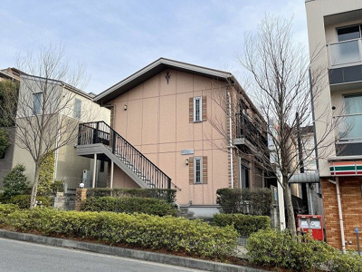 【外観】 | プチフルールA | 小田急線「新百合ヶ丘」駅まで徒歩5分！1フロア2住戸で快適な2階建てアパートです☆通勤通学はもちろん、お買い物やお出かけにもGood☆