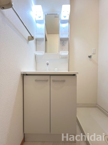 ファミール二池の独立洗面台|温水シャワー付き水栓を標準装備した洗面化粧台です。