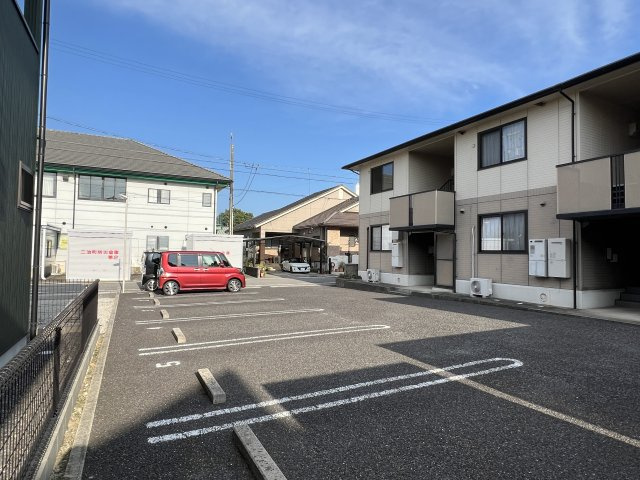 ファミール二池の駐車場