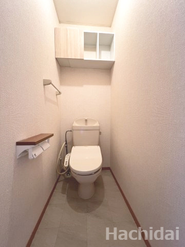 ファミール二池のトイレ|２個付きトイレットホルダー、収納棚、温水洗浄暖房便座付き