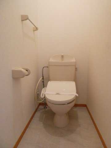 ファミール二池のトイレ|２個付きトイレットホルダー、収納棚、温水洗浄暖房便座付き
