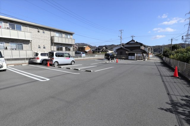 シャン・ドゥ・フルールBの駐車場