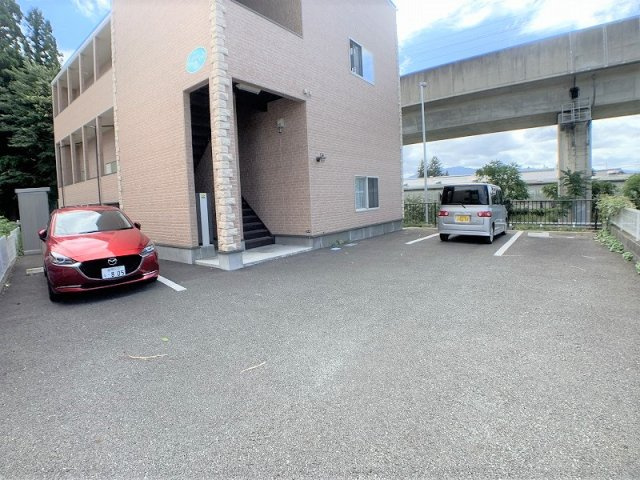 エクレール前九年の駐車場