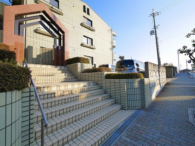 ヴェルビュあやめ池Bのその他共用部分|マンション入り口