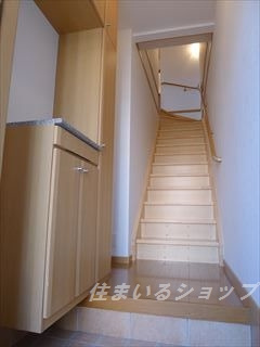 広島市安佐北区三入２丁目のアパートの玄関|大型シューズボックス