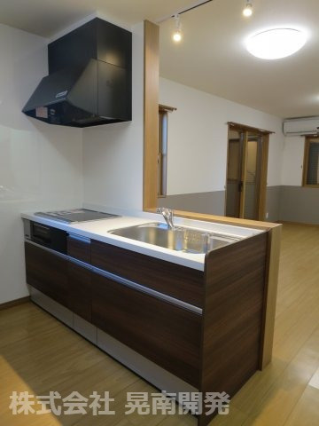 【キッチン】 | オーナーチェンジ物件(不動前戸建賃貸) | システムキッチンです♪人口大理石ワークトップ・ＩＨクッキングヒーター・スライドタイプの引き出し収納。キッチン上部にはお洒落なスポットライトがついています