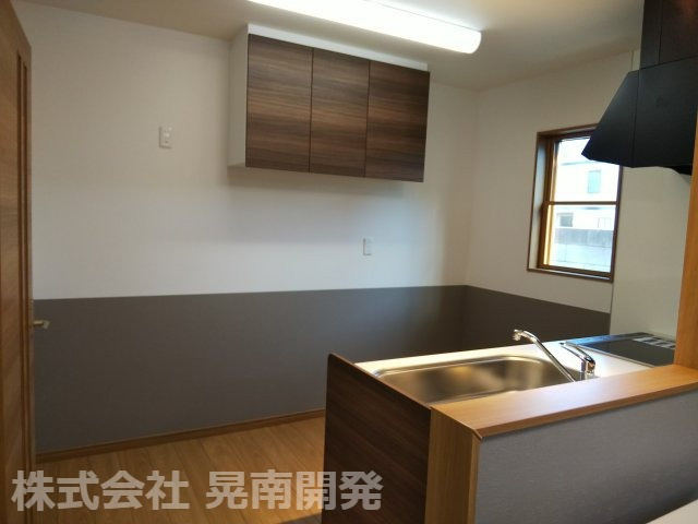 【キッチン】 | オーナーチェンジ物件(不動前戸建賃貸) | 吊戸棚はキッチンの後ろ、壁側についています♪